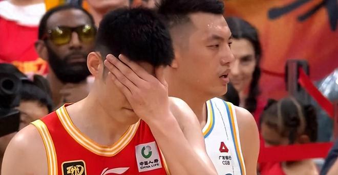 鬧大了！暴力打人，大鬧技術(shù)臺，大腳踢飛籃球，廣廈面臨5張罰單
