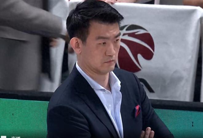 等了20年，4-2：他們終于迎來隊史首冠，全隊狂歡，CBA新王加冕
