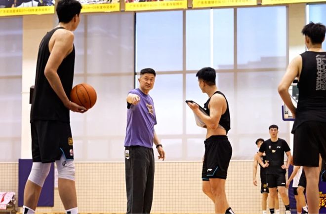 广东官宣集结！杜锋已归队执教，训练氛围轻松，王少杰+四张都在