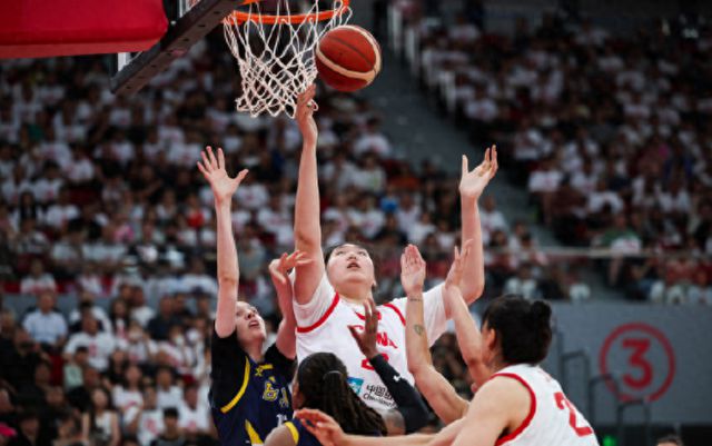 18歲張子宇國家隊(duì)首秀爆砍18分7籃板，中國女籃熱身賽46分大勝波黑