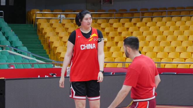 中国女篮赛前训练备战二番战 张子宇投篮又准又稳