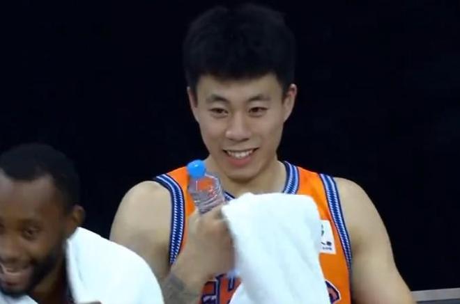 状态不俗，张镇麟上海首秀15分钟4中3得6分6板1助2帽+空接爆扣