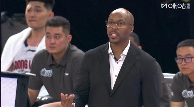 徐昕內(nèi)涵杜鋒？“我一直都會策應(yīng)，廣州讓我更有殺傷力”粵蜜不滿