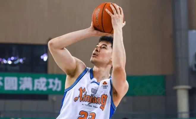 不敵浙江采訪！劉煒談2將受傷，點贊吳冠希領袖，不滿籃板與犯規