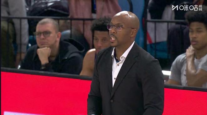 徐昕發揮巨大作用！把頂級中鋒防到半場0分，杜鋒該向徐昕致敬