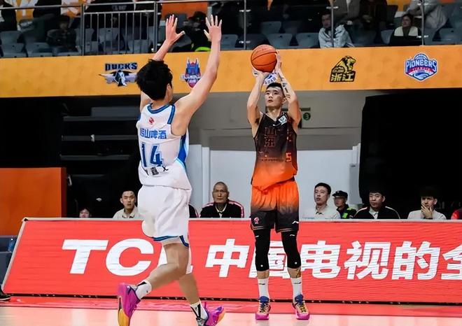 末班車驚魂！高詩(shī)巖冷箭穿心，山東男籃勝青島搭上八強(qiáng)最后一班車