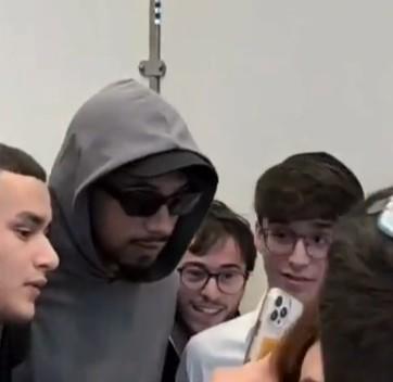 每體：阿勞霍現(xiàn)身以色列特拉維夫，將在那里度幾天假