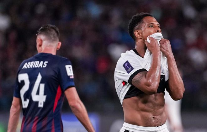 海港亞冠生死戰(zhàn)踢出血性 4人拼到傷退+頂住48腳轟炸 對手氣到癱地