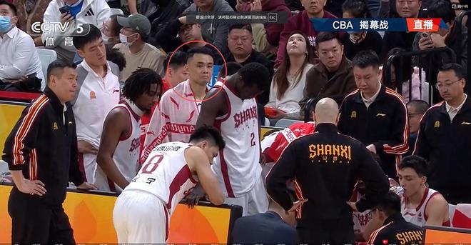 首发外援，半场0分+全场2分，被批无进攻4打5，球迷：赶紧买机票