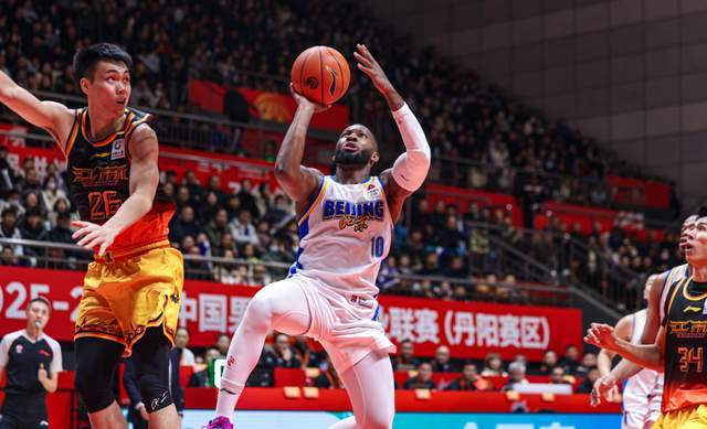 全场3中0又成拖累！首钢争议外援再遭许利民弃用，或提前被裁掉