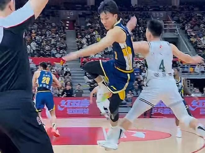 伤情更新！徐杰头部缝3针，想现场缝完接着打，离场广东输掉13分