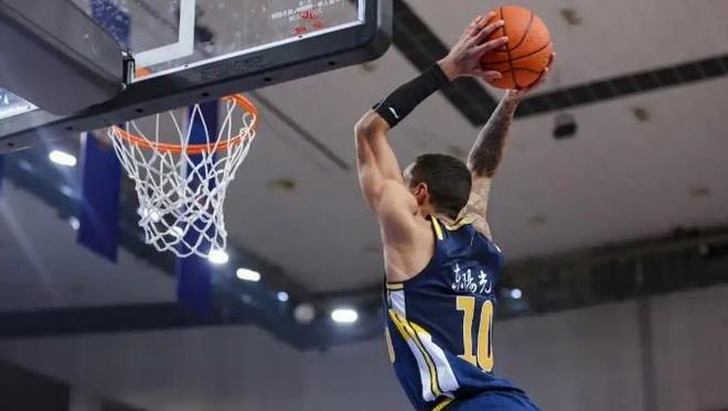 效率一般！广东新援一战暴露大弱项 被杜锋关键时刻弃用