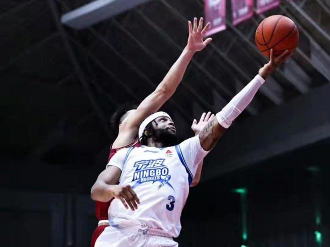 CBA三场比赛出乎预料，广东、上海想夺冠难上加难