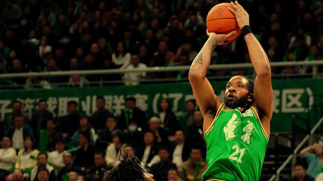 小龍30+7手刃舊主!韓德君接班人10+9給楊鳴吃定心丸,遼籃復仇廣廈