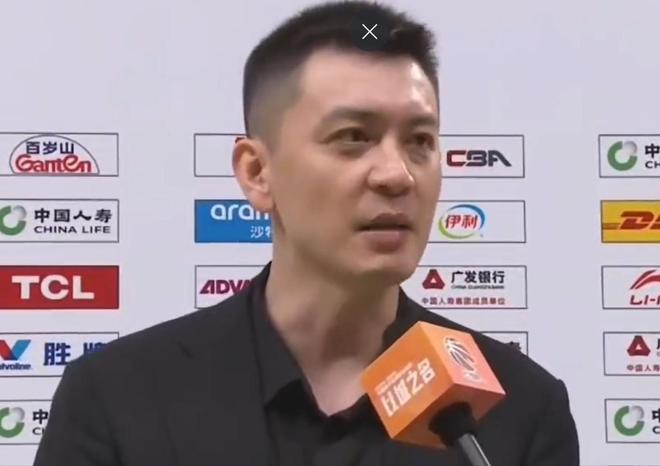 辽宁大胜广厦！杨鸣赛后采访不贪功，发言大气又真诚，点名李晓旭