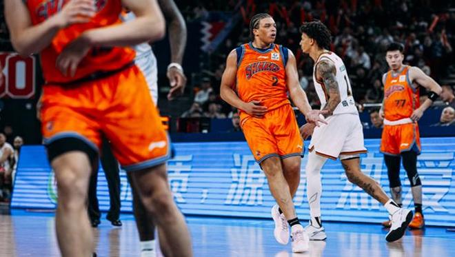 賽季剛開始，上海男籃就遇到了麻煩……