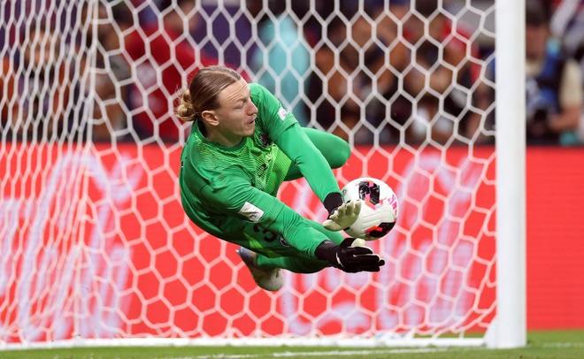 洲際杯連撲4點(diǎn)！26歲巴黎替補(bǔ)門將1戰(zhàn)封神 奪冠后被隊(duì)友高舉致敬