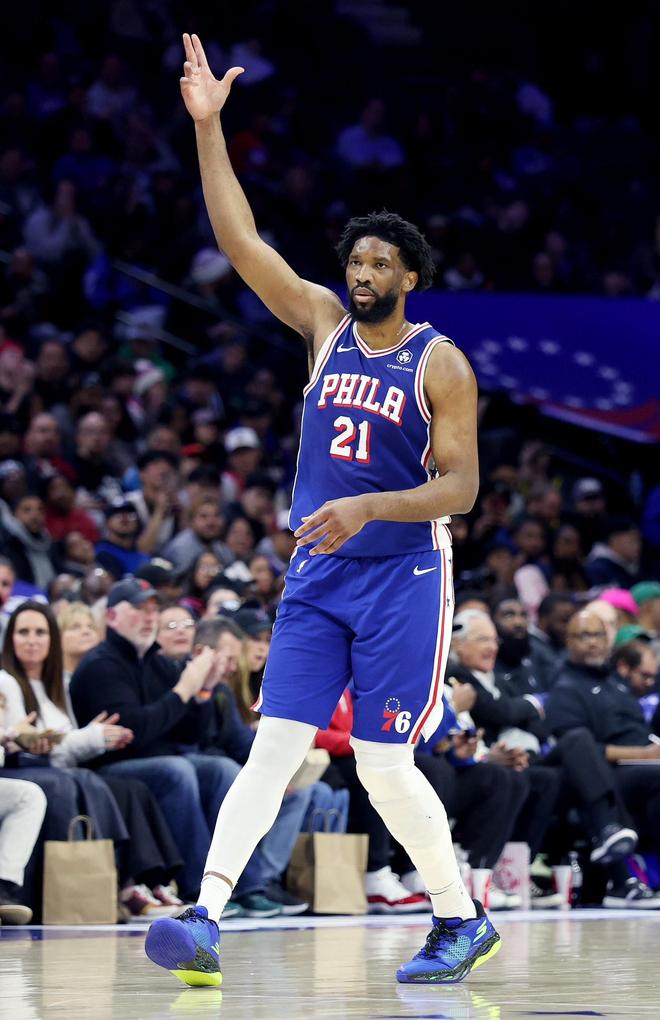 手感冰涼，恩比德前三節(jié)14投僅1中得8分3板2助1斷1帽，但正負值+9