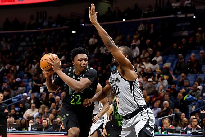 面對(duì)馬刺拿下30+三雙！鵜鶘付出了巨大的代價(jià)終于找到了內(nèi)線支柱