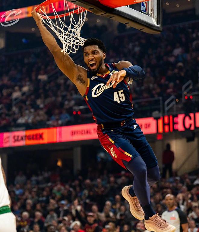 庫(kù)明加10中1拖后腿，殘陣勇士掀翻騎士，米切爾末節(jié)16分仍需背鍋