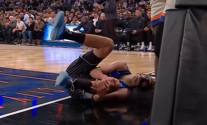 小瓦格納重傷！嘗試空接遭對手犯規(guī)摔倒 左腿無法承重被攙扶離場