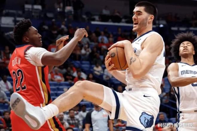 快船溃败又遭群嘲，主场被灰熊二队三杀，板凳席差距鲜明