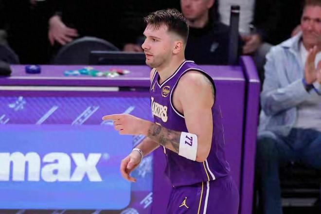 湖人更衣室隱現(xiàn)裂痕？進攻流向揭示細節(jié)：籃球本能正取代戰(zhàn)術骨架