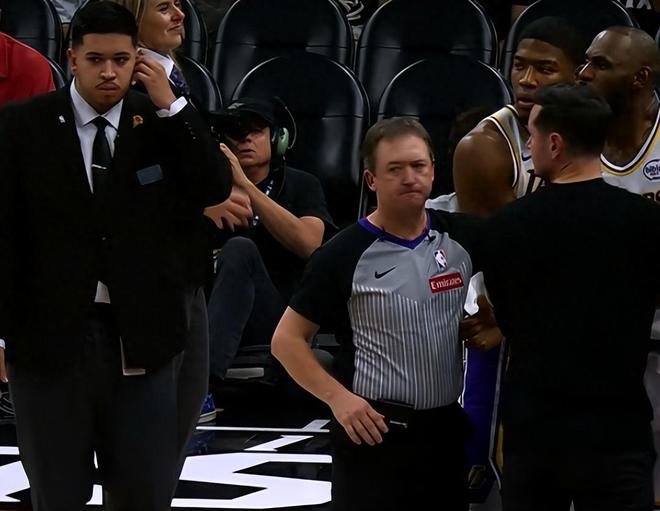 安保出动！詹姆斯和狄龙吵架，前者抓着裁判左手喋喋不休吃到技犯