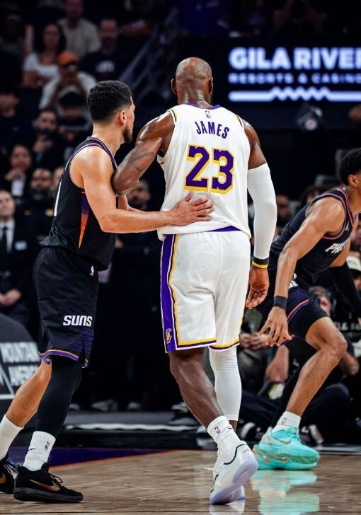 戲劇性一戰(zhàn)！詹姆斯26分+關鍵罰球，湖人116-114險勝太陽