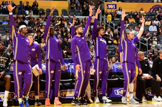 就這還想爭(zhēng)冠軍？詹姆斯東契奇別高興太早，湖人一數(shù)據(jù)倒數(shù)第一