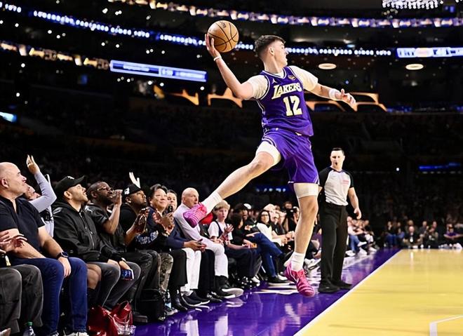 再次打出災(zāi)難級表現(xiàn)！再這樣下去湖人都不敢用這位側(cè)翼新援了？