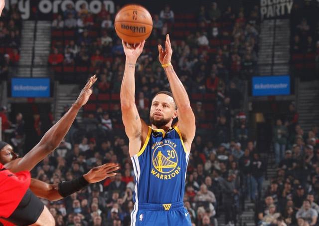 戰(zhàn)神庫，末節(jié)還剩6分鐘時庫里已投進10記三分，創(chuàng)賽季新高