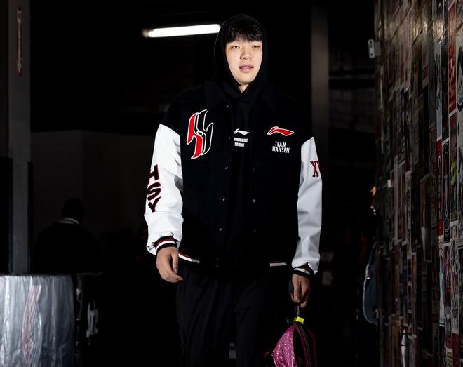 心情不错!开拓者晒出赛前入场照,杨瀚森身穿个人品牌棒球服