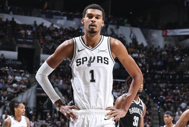 文班亚马31+14+4+3+6破队史纪录！榜眼闪耀抢风头，马刺轻取篮网