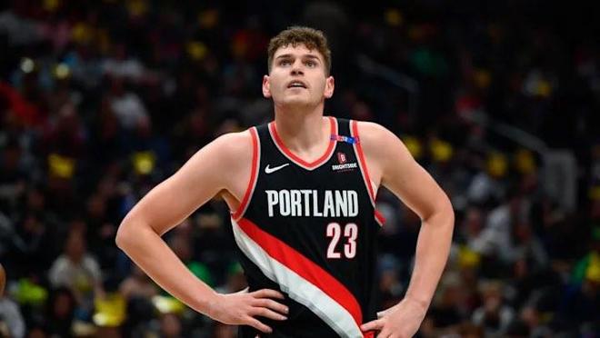 队记：克林根疑似扭到脚踝走路一瘸一拐，第四节已下场休息