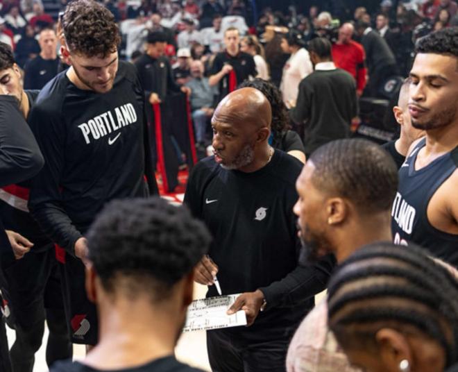 主帅被逮捕,媒体人:开拓者取消了球队今天上午的训练