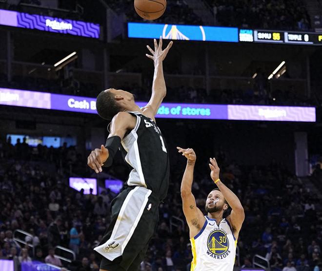 49分罰球絕殺！庫里現(xiàn)象級一戰(zhàn)刷爆紀錄 勇士3個小細節(jié)也值得關注