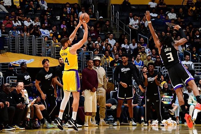 攻防兩端都毫無存在感！湖人還是想辦法趕緊送走這位內(nèi)線老將吧？