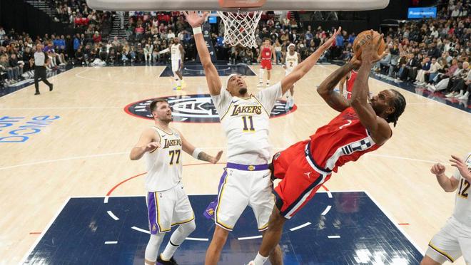 發(fā)飆，快船隊(duì)倫納德被記者的閃光燈晃得睜不開(kāi)眼：把那玩意兒關(guān)掉