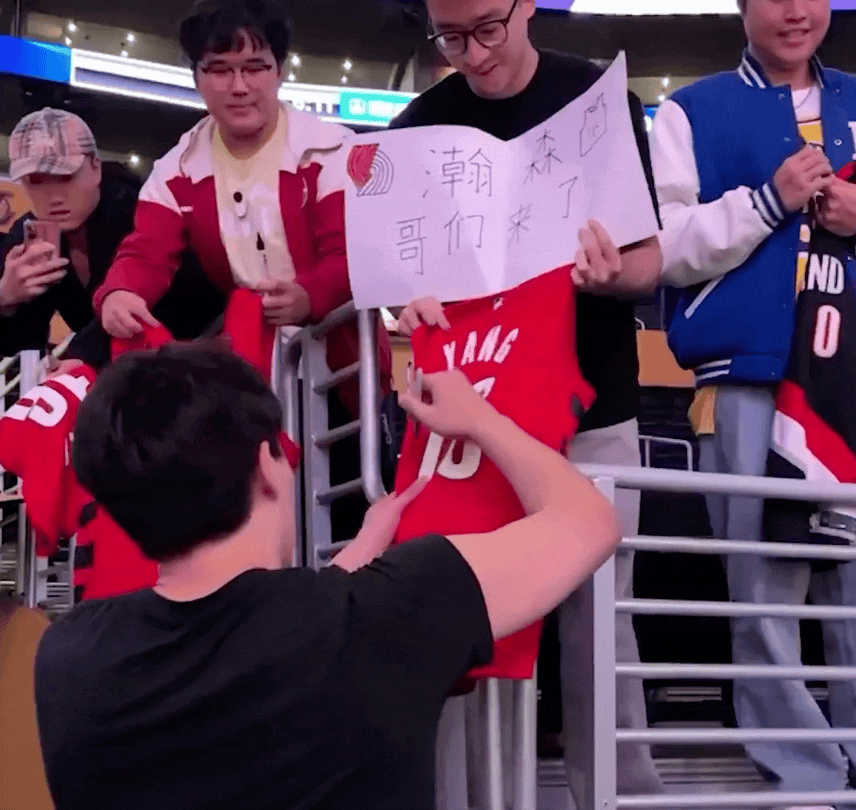 楊瀚森賽前為場邊中國球迷們簽字，球迷舉牌：瀚森哥們來了