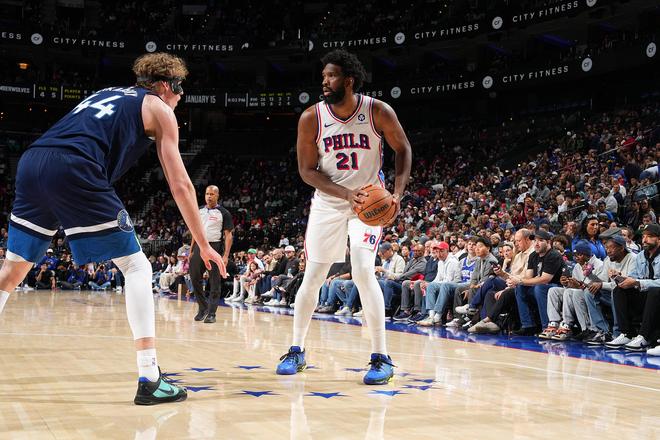 震撼回歸！恩比德復(fù)出首戰(zhàn)14+7+8，摔倒后小腿發(fā)軟令人擔(dān)憂！