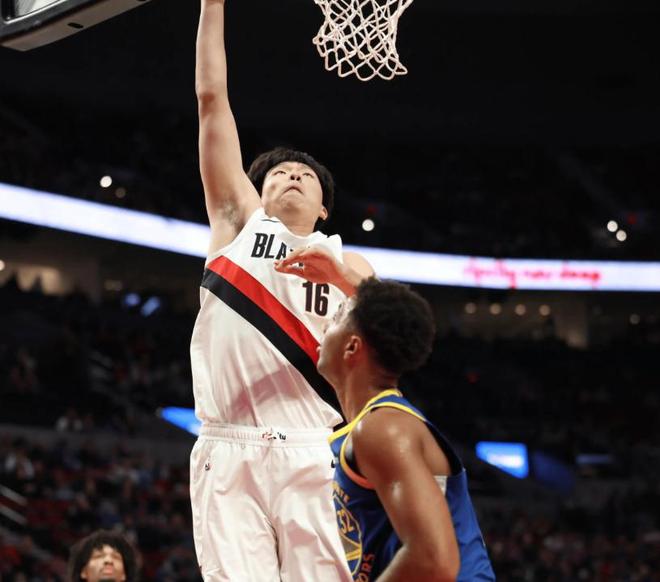 楊瀚森連續(xù)兩場比賽表現(xiàn)低迷，他依舊無法適應(yīng)NBA！