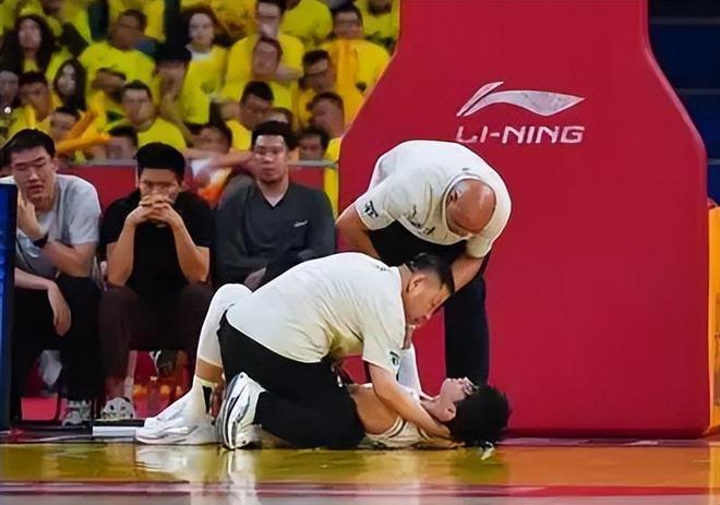 曾凡博受傷離場的犯規(guī)，籃協(xié)認定存在判罰不準(zhǔn)確！CBA回復(fù)不了解