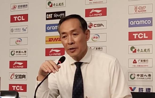 許利民：讓對手搶20多個(gè)前場板太致命，比賽輸了但大家沒放棄