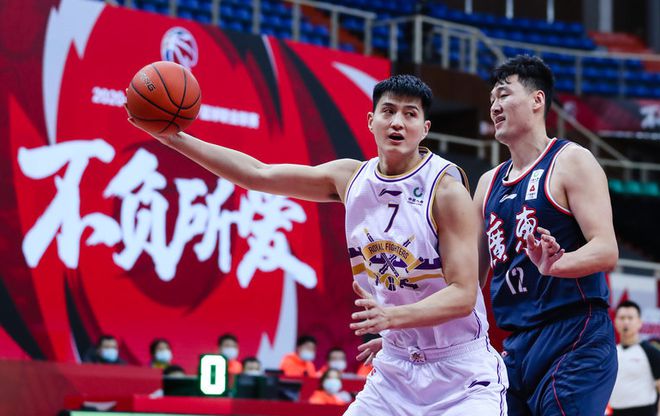 季后賽慘遭雪藏！CBA冠軍內線合同到期續約成疑，恐提前選擇退役