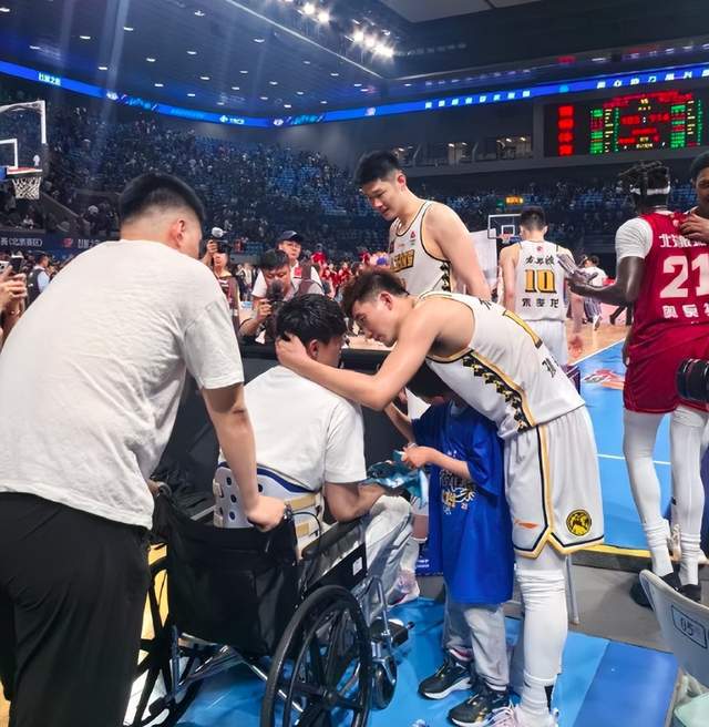 北京末节3-21大崩盘！周琦26+13拼尽全力，布朗44分神兵天降