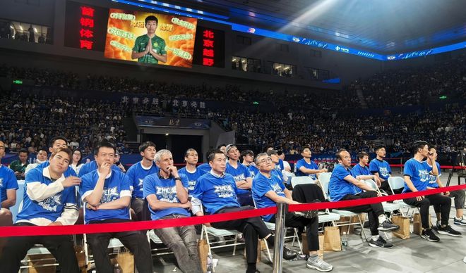 CBA总决赛众星云集！奥运冠军丁宁到场，马龙妻子太美了