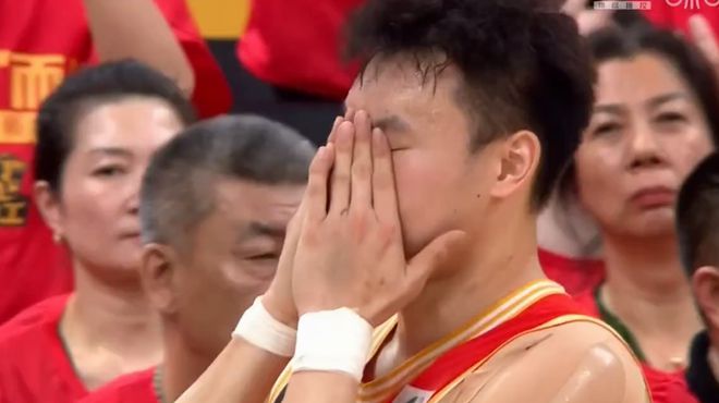 看了孙铭徽破防将球踢飞的无能狂怒，才知道许利民12人轮换的高明