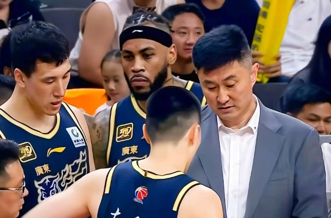 曝廣東鎖定1米93王牌外援！杜鋒忍痛割?lèi)?ài)，莫蘭德留隊(duì)難了