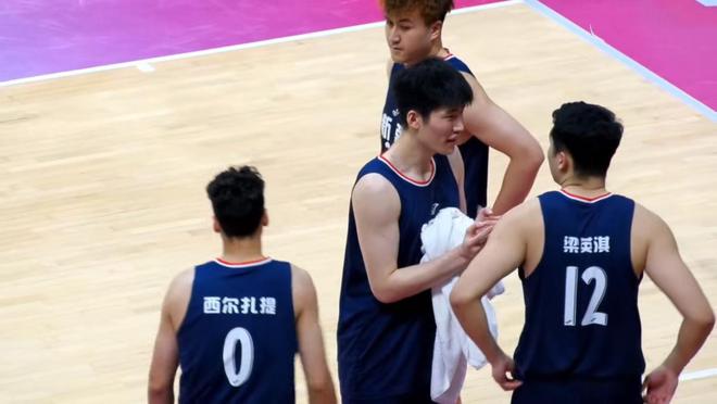 山东男篮大胜新疆，抢占晋级先机，5人得分上双状态佳 陶汉林14+5